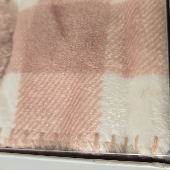 MIXIT BRAND WOMEN'S PINK & WHITE FAUX FUR TRAVEL WRAP SHAWL & EYEMASK SET - Picture 9 of 9